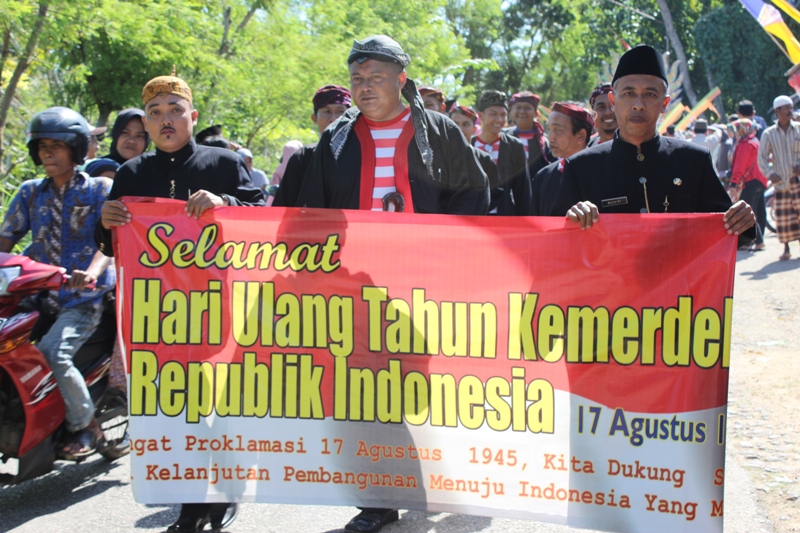 SEMANGAT 45: Camat Batuputih, Purwo Edi Prawito berjalan kaki sepanjang 2 kilometer di bawah teriknya sang surya, demi memastikan lancarnya karnaval. (Foto/Wardi)