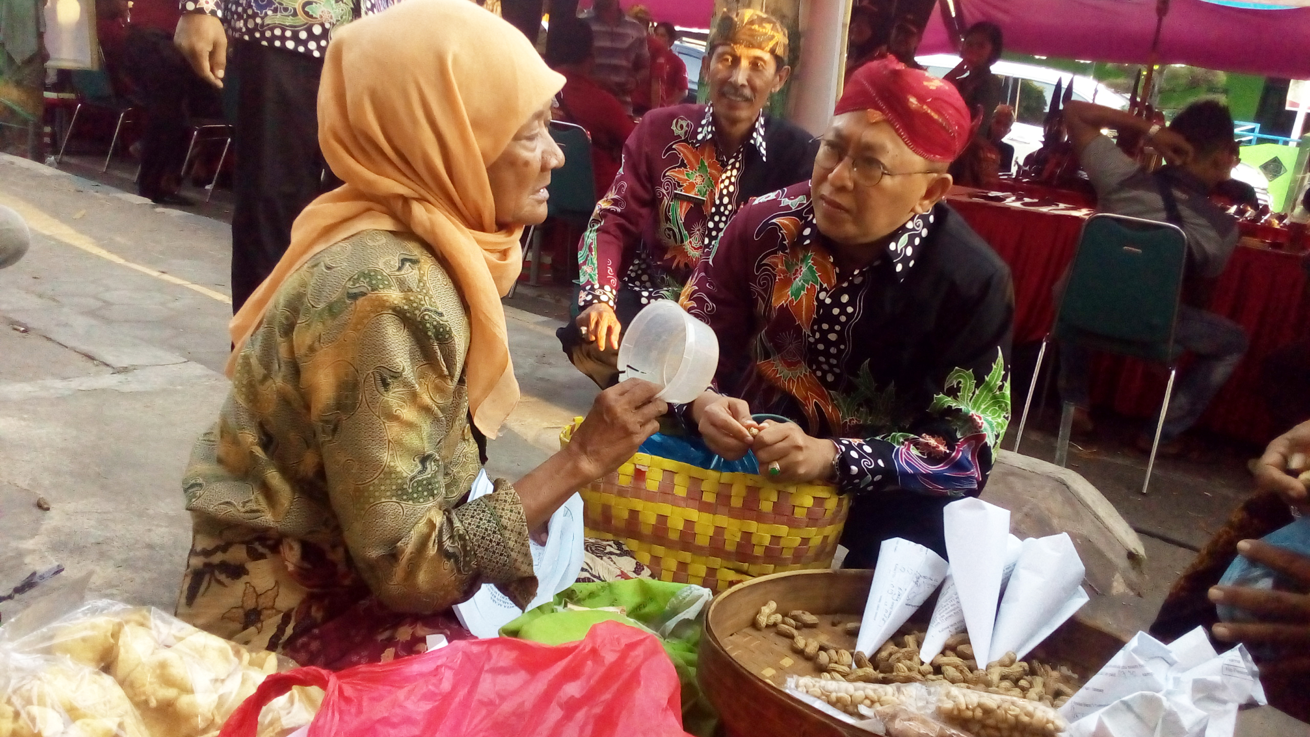Begini Cara Bupati Busyro Membantu Nenek Penjual Kacang