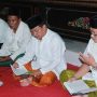 HIKMAT: Kadiskoperasi & UKM Sumenep, Imam Trisnohadi, khusyu' membaca satu juz Al-Qur'an di acara Khatmil Qur'an, di aula Dinas Koperasi.