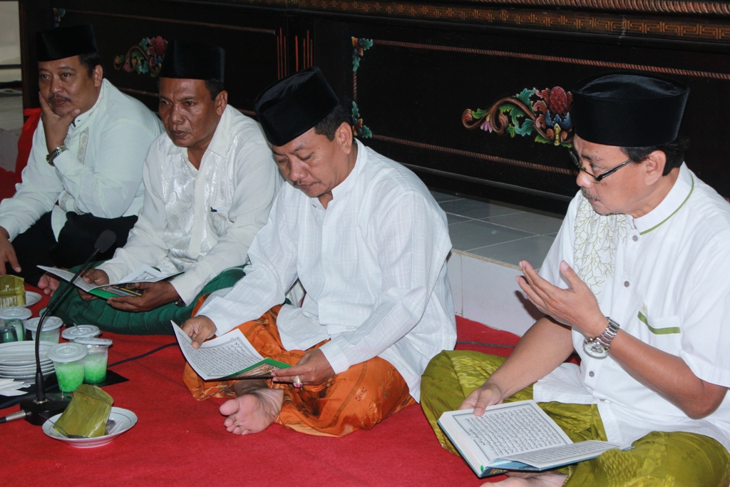 HIKMAT: Kadiskoperasi & UKM Sumenep, Imam Trisnohadi, khusyu' membaca satu juz Al-Qur'an di acara Khatmil Qur'an, di aula Dinas Koperasi.