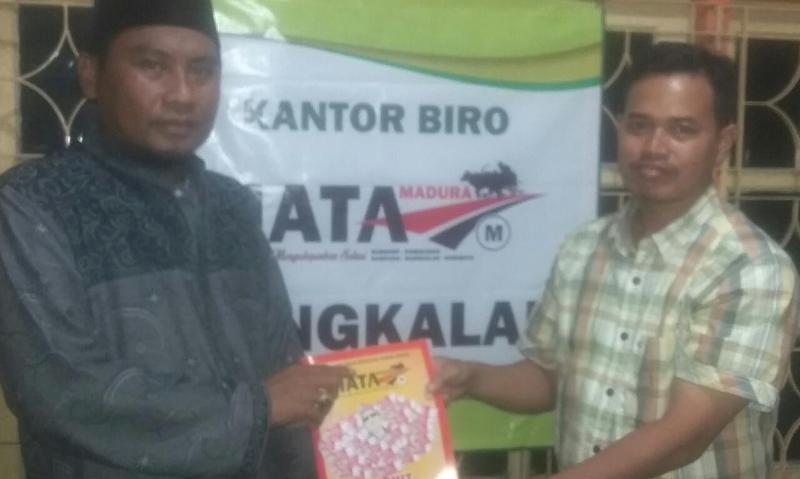 GOOD LUCK: Kabiro Mata Madura Bangkalan Aliman Haris saat pengukuhan oleh Pimred Mata Madura Hambali Rasidi, Senin (15/08).