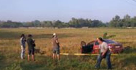 Mobil Taxi O-Renz dibiarkan pelaku di tengah sawah di Jrengik, Sampang. (Foto/Ist)