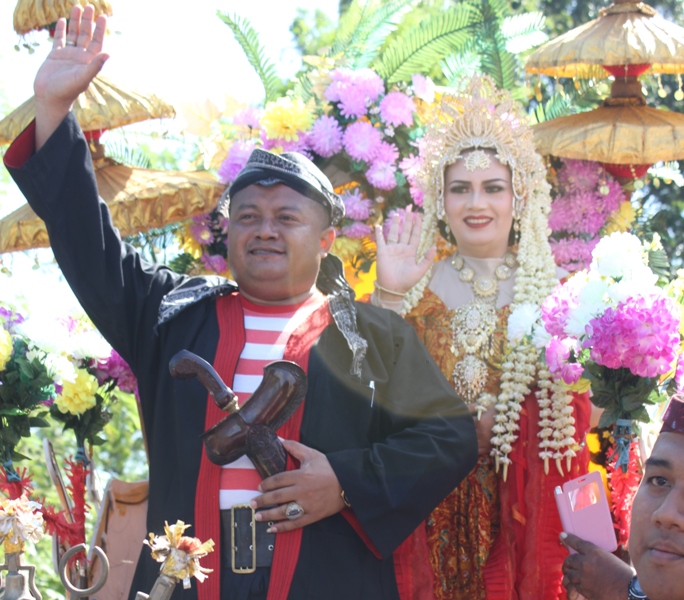 MERIAH: Camat Batuputih, Purwo Edi Prawito berpose bersama istri sebelum mengawal jalannya karnaval. (Foto/Wardi)