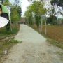 BENAHI INFRASTRUKTUR: Pengerasan Jalan di Dusun Bates, Desa Sentol Daya, Kec. Pragaan, salah satu realisasi Dana Desa tahap satu. INSERT: Pj Kades Sentol Daya, Bambang Iskandi. (Foto/Masrul)
