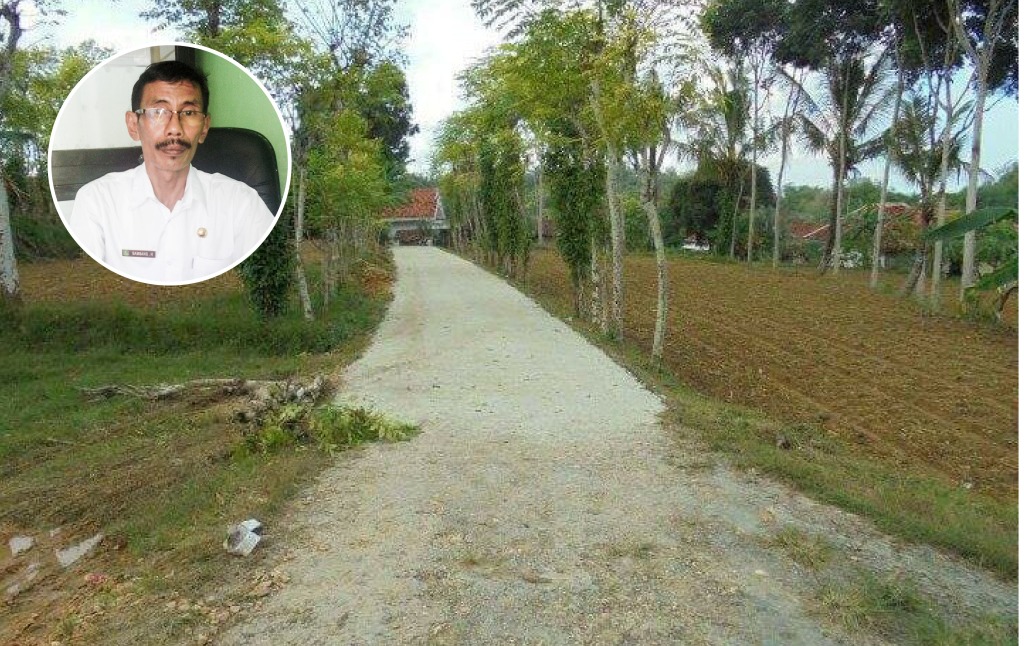 BENAHI INFRASTRUKTUR: Pengerasan Jalan di Dusun Bates, Desa Sentol Daya, Kec. Pragaan, salah satu realisasi Dana Desa tahap satu. INSERT: Pj Kades Sentol Daya, Bambang Iskandi. (Foto/Masrul)