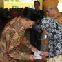 UNTUK PEJUANG: Bupati Sumenep KH A. Busyro Karim memberikan bantuan kepada para Veteran dan Wakawuri dalam acara silaturaahim, Kamis (18/08), di Pendopo Agung Keraton Sumenep.