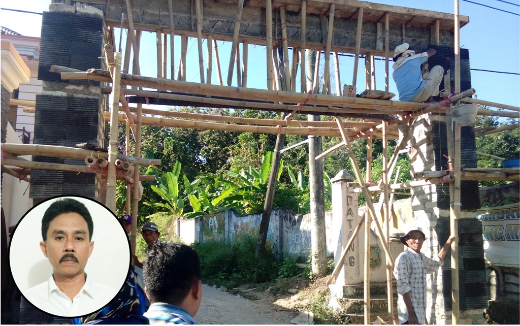 DARI GAPURA: Pembangunan Gapura di pintu masuk menuju Desa Aeng Panas, Kec. Pragaan, Juli lalu, bagian dari kegiatan pembangunan dari Dana Desa. (Foto/Masrul)