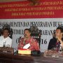 BERI ARAHAN: Kadis PU Cipta Karya dan Tata Ruang Sumenep, Bambang Irianto, melakukan sosialisasi bagi penerima BSPS, di Pendopo Agung Keraton Sumenep. (Foto/Rusydiyono)