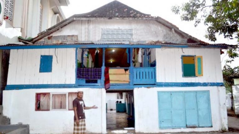 PENINGGALAN UTAMA: Pengasuh Ponpes Mambaul Hikam, Kh Fahrur Rozi Jamil Kafi menunjukkan langgar tinggi di pondoknya yang terletak di Jalan Raya Ketengan, Kelurahan Tunjung, Kecamatan Burneh, Bangkalan. (Foto/radarmadura.co.id).