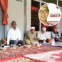 MENYAPA AKAR RUMPUT: Mamak (dua dari kiri) dalam satu kunjungannya keliling Sampang, beberapa waktu lalu. INSERT: Tretan Mamak (Foto/Tretan Mamak for Mata Madura)