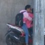 MIRIS: Pasangan muda-mudi sedang bercumbu mesra di Tempat Rekreasi Kota (TRK) Stadion Gelora Bangkalan (SGB), tadi siang. (Foto/Eko)