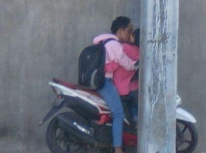 MIRIS: Pasangan muda-mudi sedang bercumbu mesra di Tempat Rekreasi Kota (TRK) Stadion Gelora Bangkalan (SGB), tadi siang. (Foto/Eko)