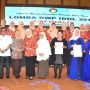 THE WINNER OF DWP IDOL: Ani Purnama Doni (delagasi DWP Sumenep; nomor tiga dari kiri), Sekkab Sumenep Hadi Soetarto, Ketua DWP Kab. Sumenep Nunuk Luthfiah Soetarto, Ketua DWP Prov. Jatim Hj. Chairani Yuliati Akhmad Sukardi foto bersama panitia dan finalis lainnya usai menerima penghargaan Juara I, Rabu (24/06) kemarin. (Foto/DWP for Mata Madura)