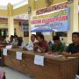 PEMBERDAYAAN: Camat Faruk (tengah, baju putih), saat penyerahan beasiswa keluarga miskin, realisasi ADD Desa Suka Jeruk, Kec. Masalembu. (Foto/Faruk for Mata Madura)