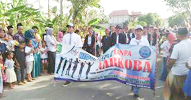 NO DRUGS: Camat Sumarsono (tengah, topi hitam) terdepan dalam pawai Hidup Tanpa Narkoba, Kecamatan Guluk-Guluk, beberapa waktu lalu. (Foto/STM for Mata Madura)