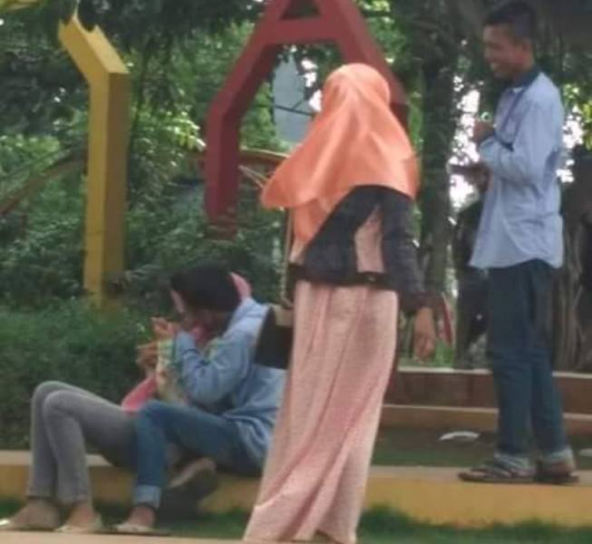 POTRET MORAL: Dua sejoli salah satu pengunjung taman Paseban, Bangkalan sedang mesum. (Foto/Red)