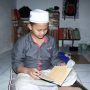 MK Khuluq, putra keempat Bupati Busyro, sedang muthola'ah di Ponpes Paramaan, Gapura Barat, Gapura, Sumenep. (Foto/A. Warits Muhshi)