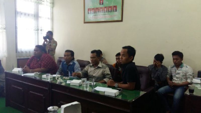 FORKOT saat audiensi di ruang Komisi IV DPRD Pamekasan. (Foto/Shidqi)