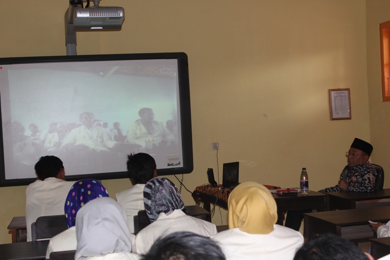 Bupati saat mengisi Kuliah Umum STIT Al Karimiyyah, Beraji, Gapura, Sumenep, via telekonfrensi dengan mahasiswa di Pulau Sepudi, Kecamatan Gayam, Sumenep. (Foto/Rusydiyono)