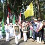 START: Camat Anwar Syahroni Yusuf (kostum pedagang sapi) melepas pawai budaya bersama anggota Forpimka Batang-Batang, Rabu (24/08) kemarin. (Foto/Rusydiyono)