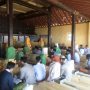Santri Annuqayah yang tergabung dalam IKSABAD ngaji dan tahlil bersama di salah satu komplek makam para raja, di Asta Tinggi Sumenep. (Foto/Faiq for Mata Madura)