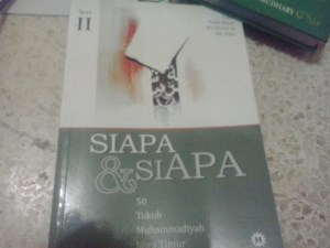 Salah satu buku yang memuat biografi singkat KH Bahaudin Mudhary. (Foto Istimewa/arkoun abqaraya)