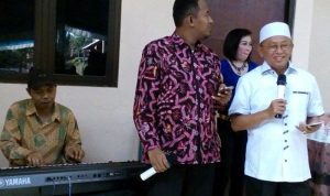 Ayo Nyanyi Bareng Pak Wabup, Duet Mesra Bupati Busyro dalam Temu Jurnalis