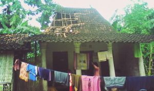 Hujan Lebat, Satu Keluarga Nyaris Tertimpa Atap Rumah
