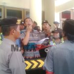 Massa Desak Bupati Bangkalan Mundur, Ketua DPRD: Silahkan Sampaikan Ke Bersangkutan