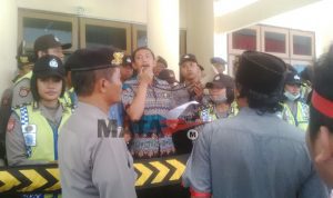 Massa Desak Bupati Bangkalan Mundur, Ketua DPRD: Silahkan Sampaikan Ke Bersangkutan