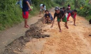 Jalan Raya Kabupaten Rusak, Pemuda Kecamatan Gelar Bhakti Sosial
