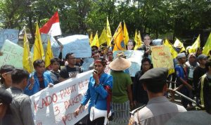 Ratusan Mahasiswa PMII Sampang Demo Tiga Paket Presiden Jokowi