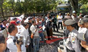 Mahasiswa Sampang Tolak Kebijakan Jokowi-JK