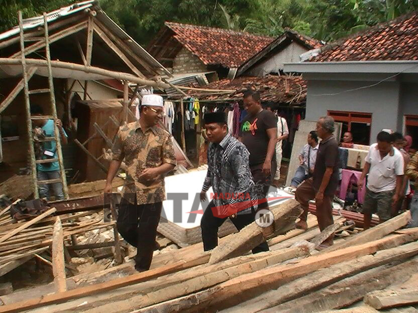 halili-ismail-lokasi-banjir-pamekasan