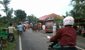 AS Roda Patah, Truk Muatan Keramik Berguling