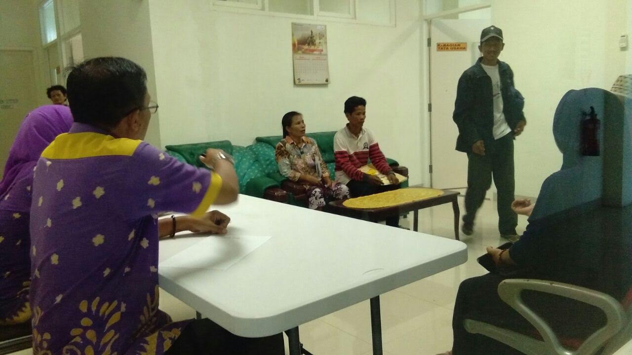 Salah satu keluarga pasien dr Tania saat minta penjelasan ke pimpinan RSUD Syamrabu. (foto: Agus, Mata Bangkalan)