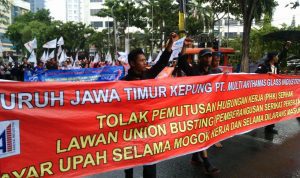 Ribuan Pendemo  Kepung Grahadi, Tolak Upah Murah dan TKA China