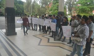 Puluhan Mahasiswa UTM Demo Rektorat, Apa Yang Dituntut?