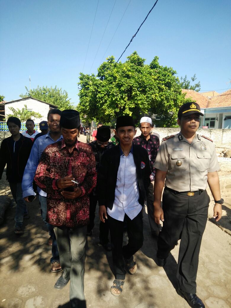 Kepala Desa Mandangin, Syaiful Anwar bersama tokoh masyarakat setempat dan jajaran Forpimcam Sampang menuju lokasi Petik Laut.