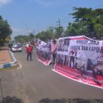 Tagih Janji Kapolres dan Kapolda, Puluhan Pendemo Datangi Mapolres Bangkalan
