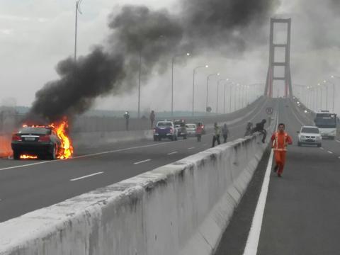 Mobil Terbakar di Jembatan Suramadu