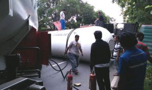 Menghindari Ledakan, Isi Truk LPG yang Terguling Disalin ke Tangki Lain