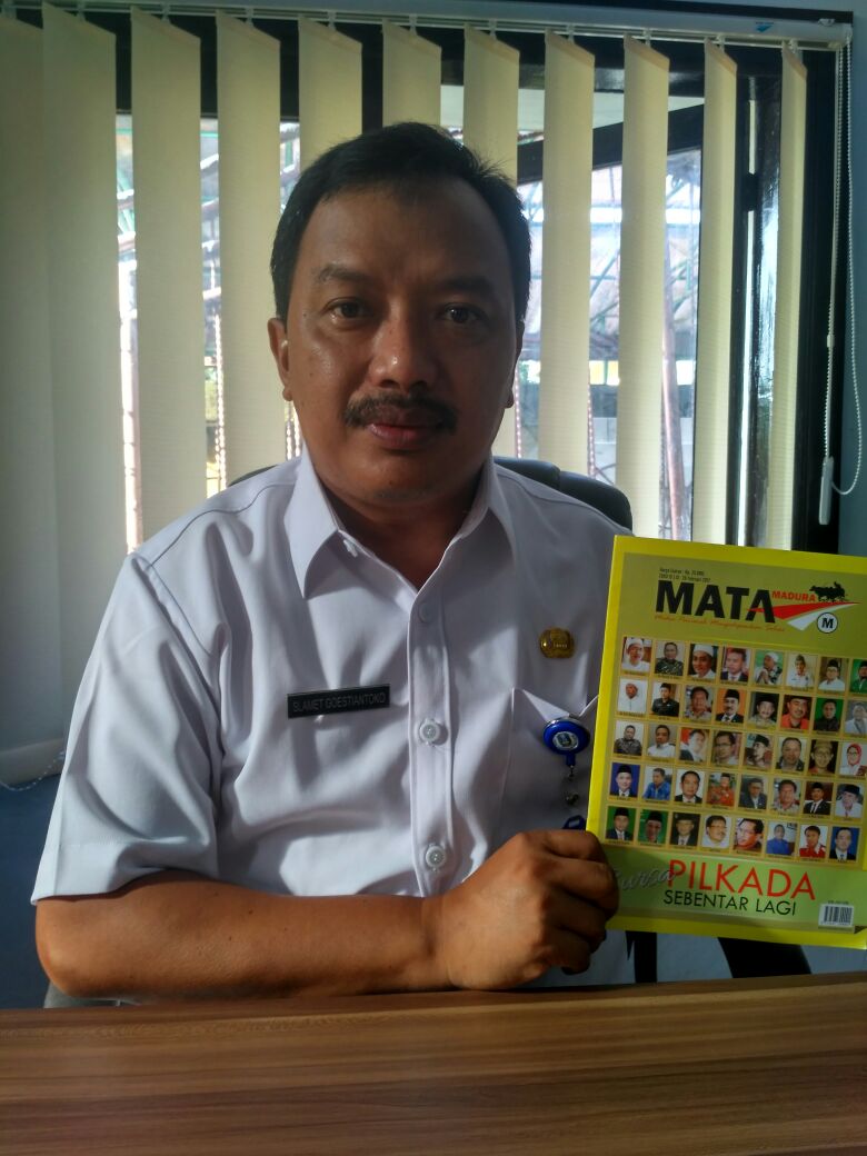 Kepala UPT Dinas Pendidikan Jawa timur, Slamet Goestiantoko sedang menunjukkan Majalah Mata Madura Foto / Hasib, Mata Pamekasan