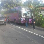 Bus Roda Enam Seruduk Sepeda Motor Di Paterongan Bangkalan