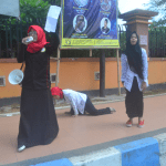 Peringati Hari Kartini, LPAPP Bagi-Bagi Bunga Diiringi Puisi Teatrikal