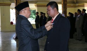 Bupati Sumenep Sematkan 97 Medali Untuk ASN