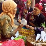 Begini Cara Bupati Busyro Membantu Nenek Penjual Kacang
