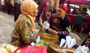 Begini Cara Bupati Busyro Membantu Nenek Penjual Kacang