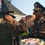 Rayakan HUT TNI, Kapolres Dan Dandim 0829 Bangkalan Saling Suap Kue