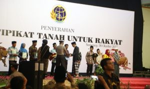 Di Sumenep, Presiden Jokowi Bagikan 5.100 Sertifikat Tanah Gratis